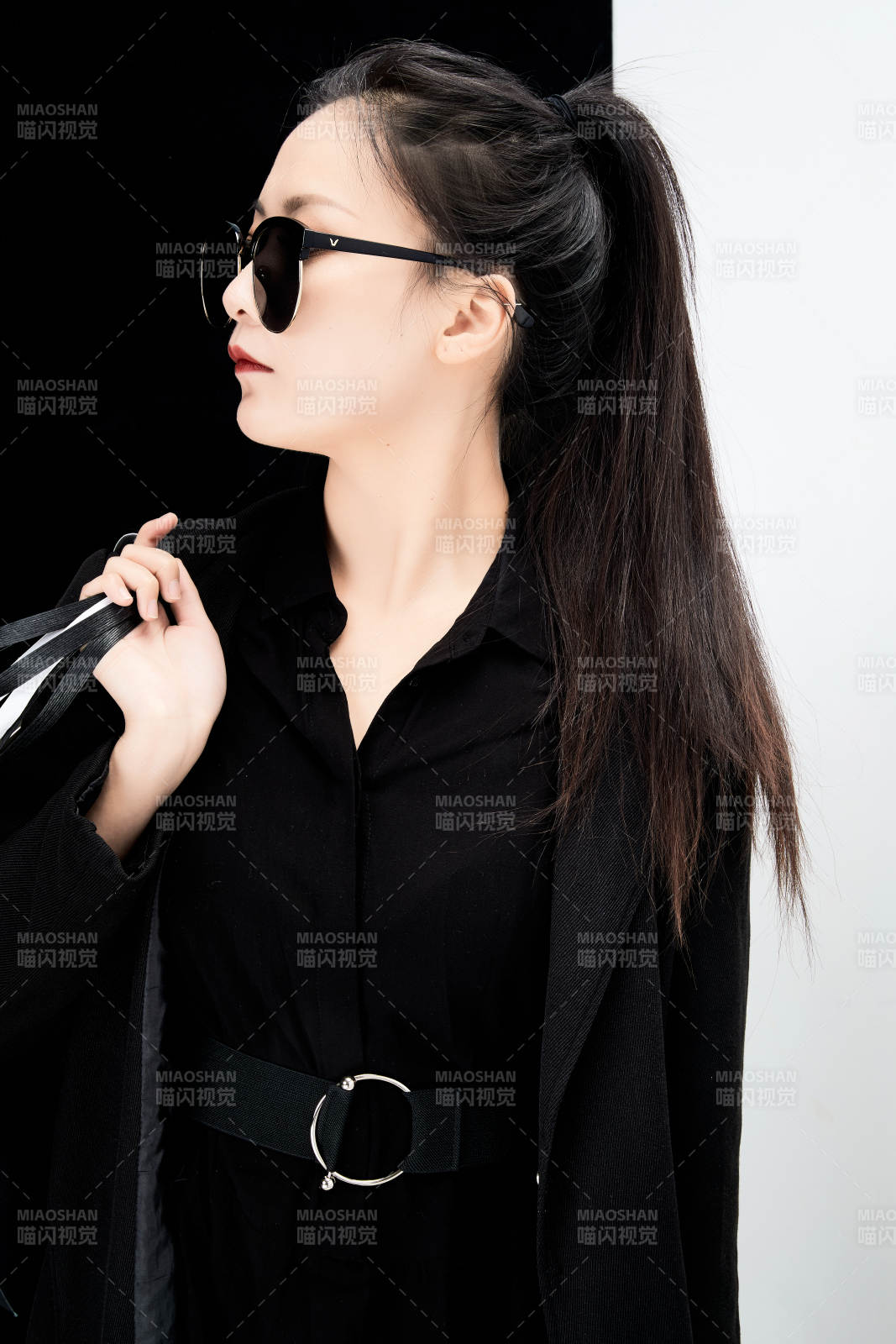 黑白色背景下的手提购物袋的时尚亚洲少女图片