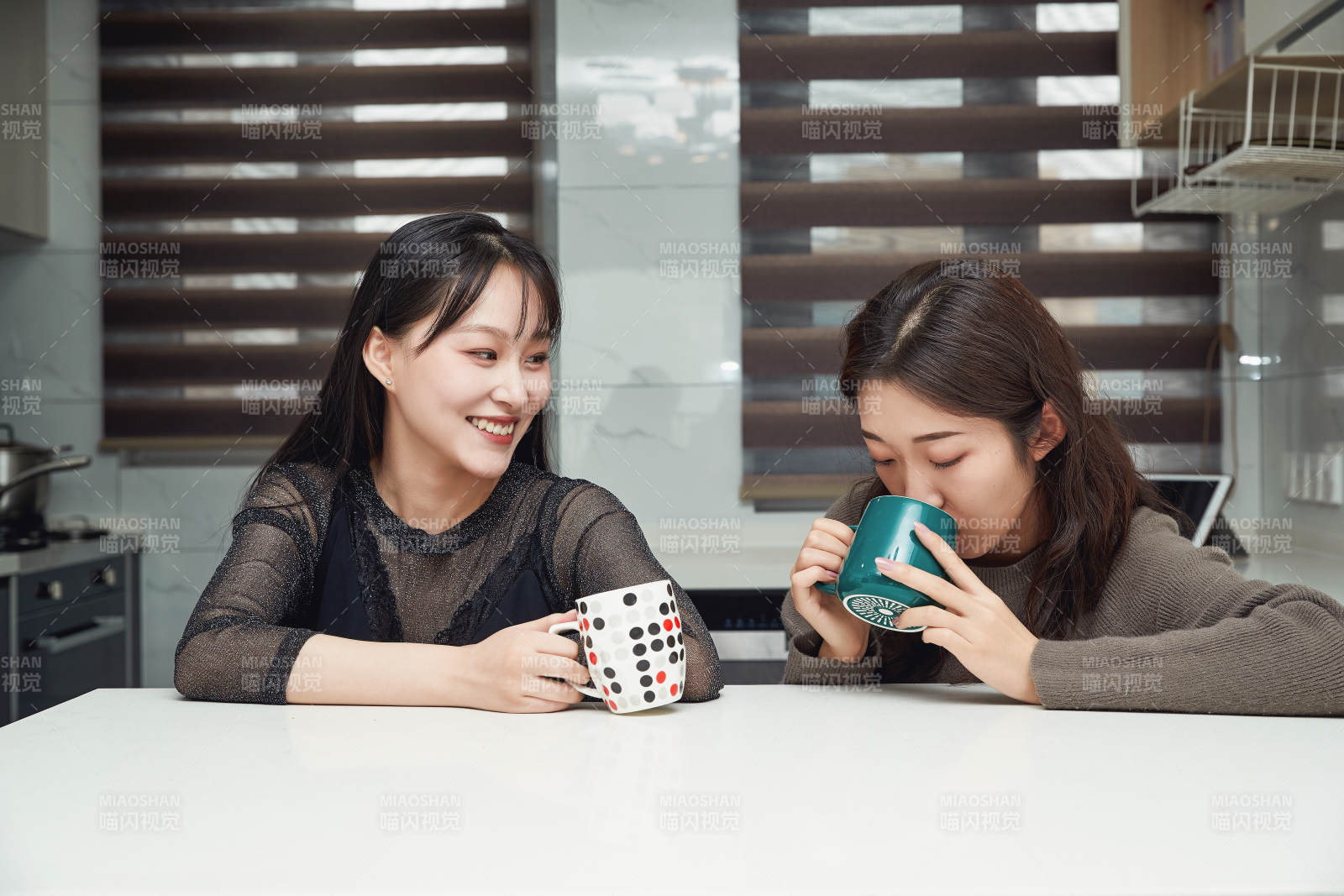 在餐厅喝咖啡闲聊的亚洲闺蜜图片