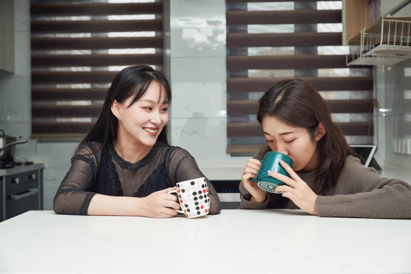 在餐厅喝咖啡闲聊的亚洲闺蜜图片