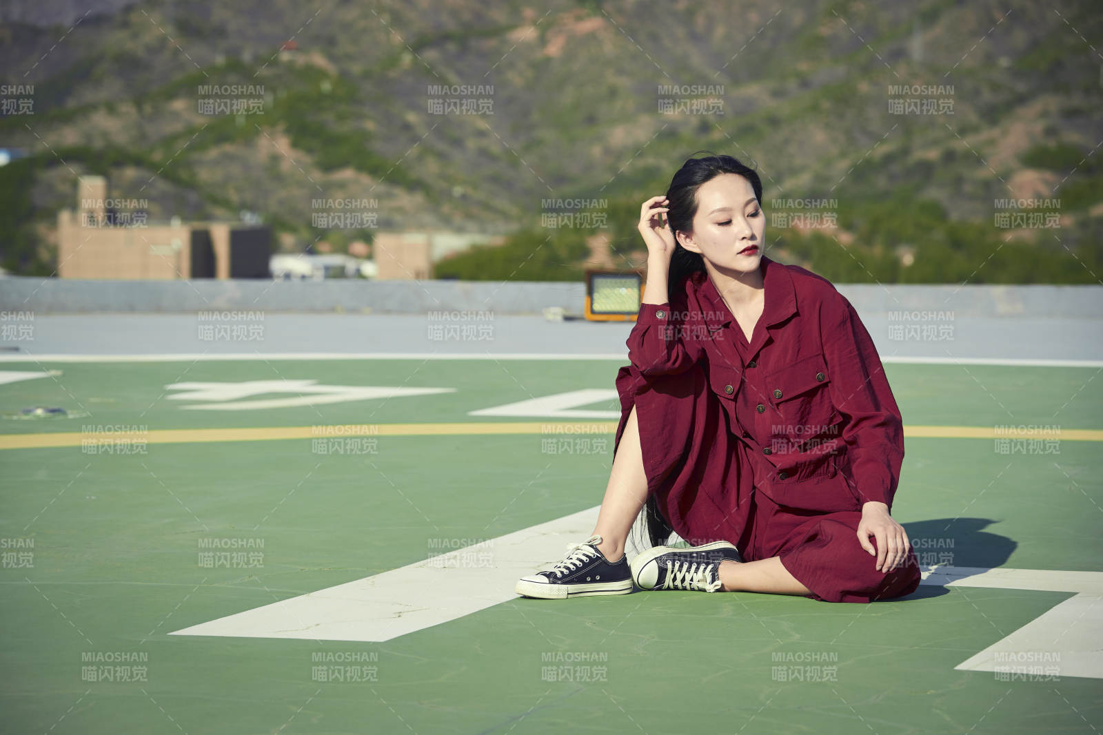 在楼顶停机坪的亚洲年轻女性图片