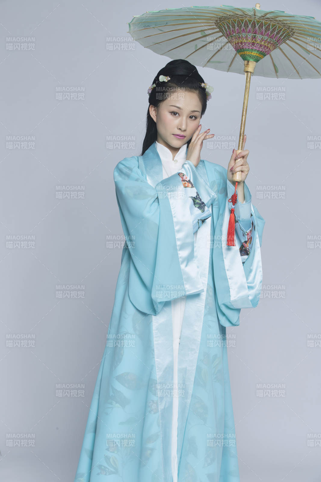 身穿古装的汉服女性人像汉服影棚拍摄图片