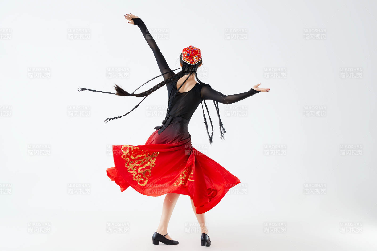 穿着新疆维吾尔族服饰跳舞的少女图片