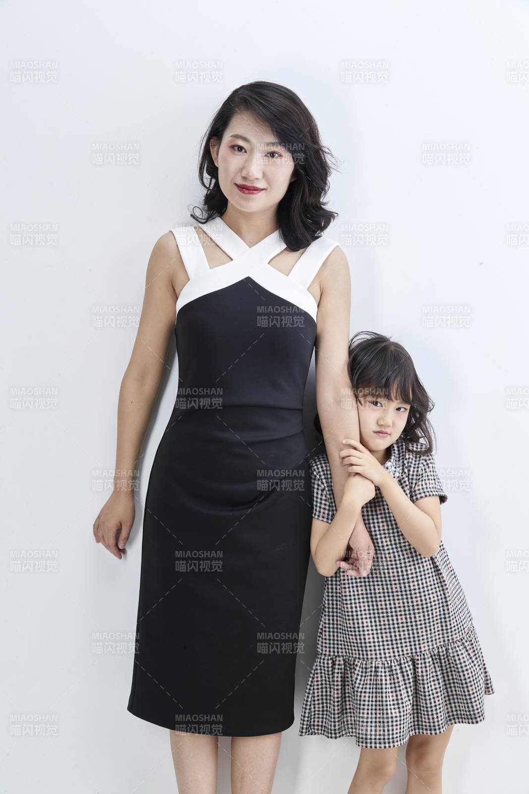 白色背景的美丽妈妈与可爱女儿亲子人像图片
