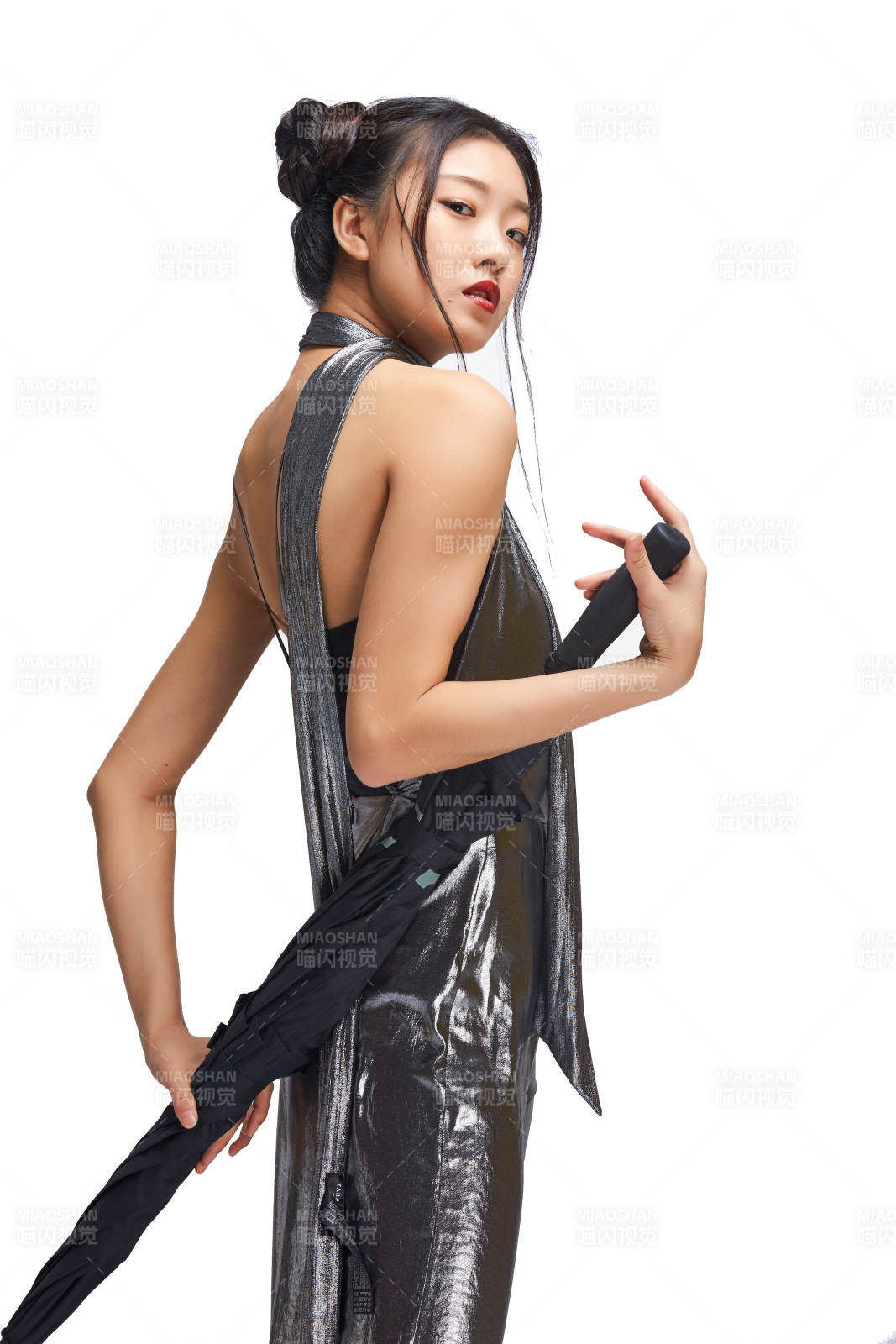 白色背景前的亚洲女性舞者图片