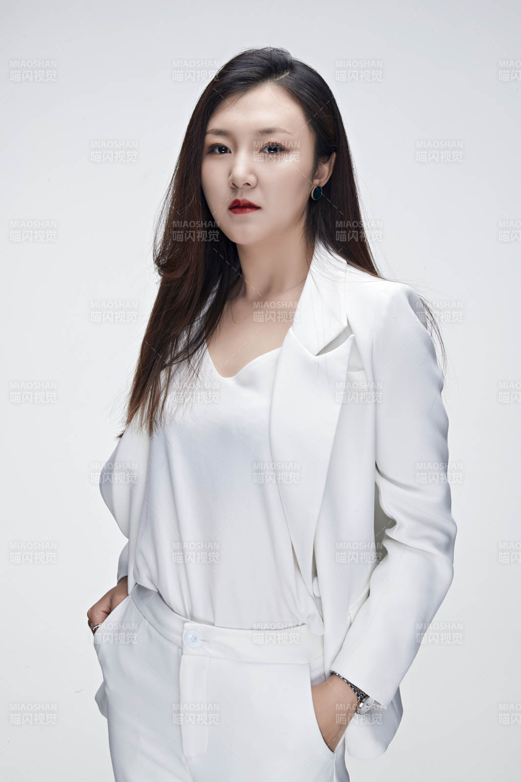 影棚拍摄白色背景亚洲年轻女性商务人像图片