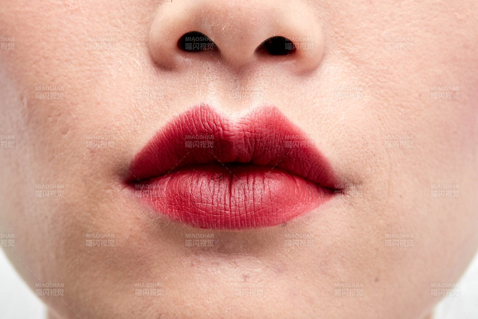 精美妆容的女性嘴部特写图片
