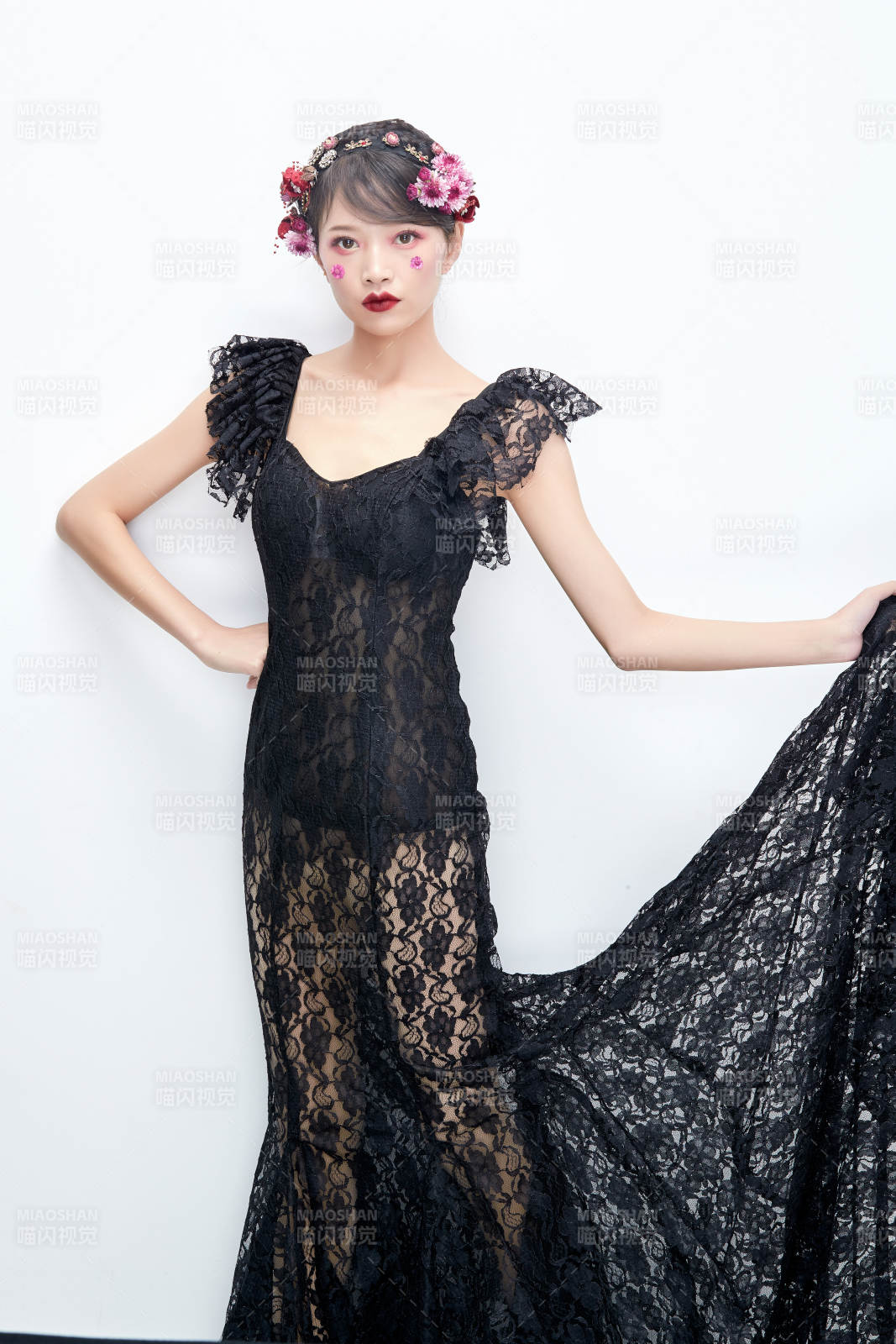 白色背景下的新娘彩妆美女人像图片