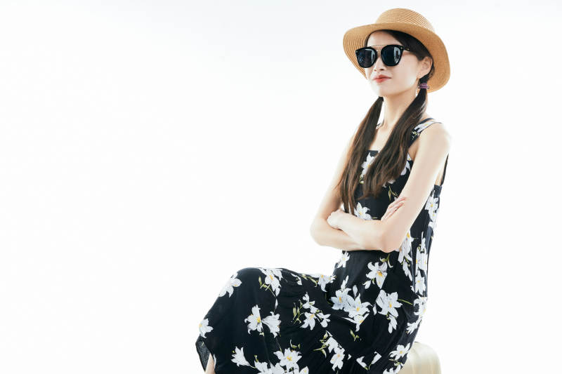 白色背景下准备出发旅行的美丽东方女大学生图片