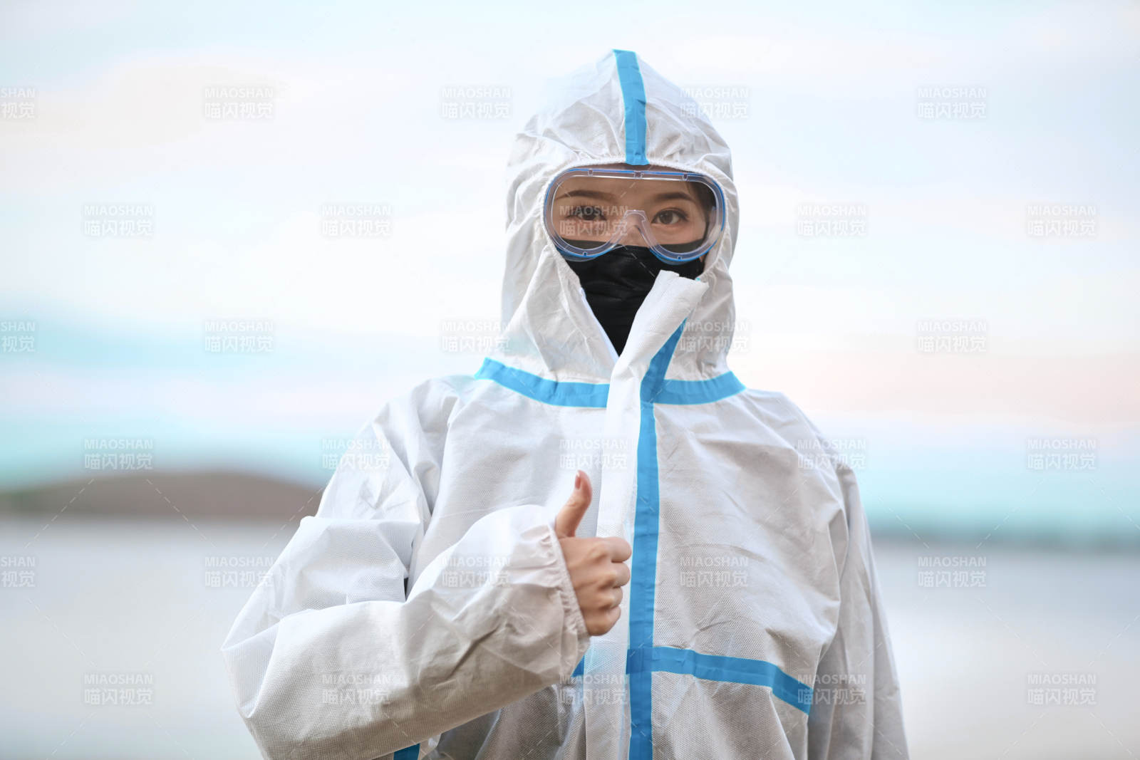 穿白色防护服佩戴护目镜口罩的女性防护人员图片