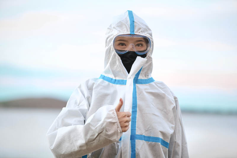 穿白色防护服佩戴护目镜口罩的女性防护人员图片