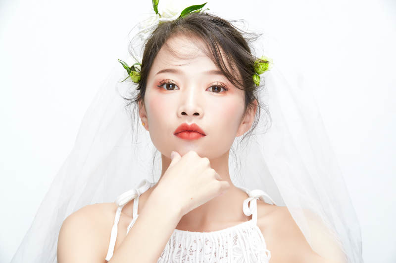 棚拍白色背景下的新娘美妆图片