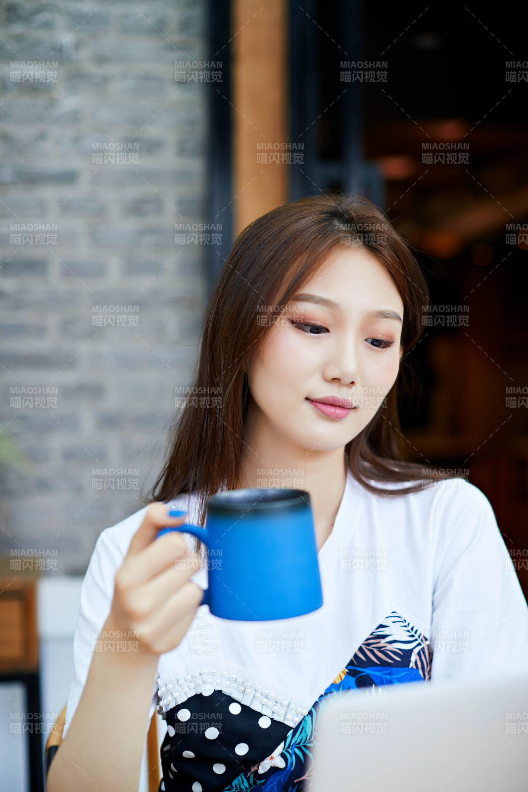 坐在咖啡图书馆吃东西的可爱少女图片