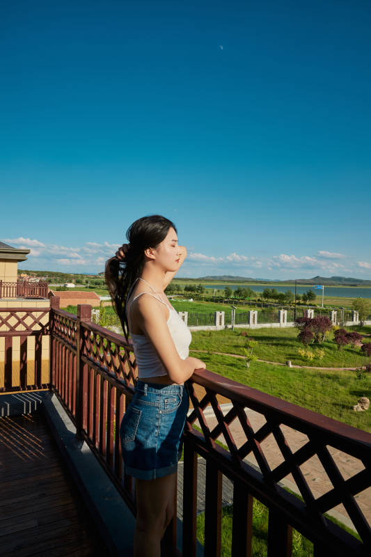 度假区酒店别墅天台上的美女图片