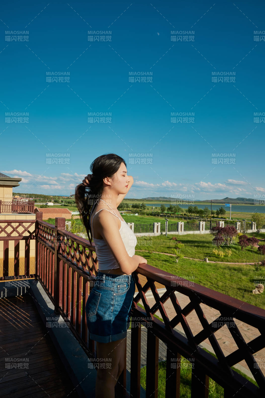 度假区酒店别墅天台上的美女图片