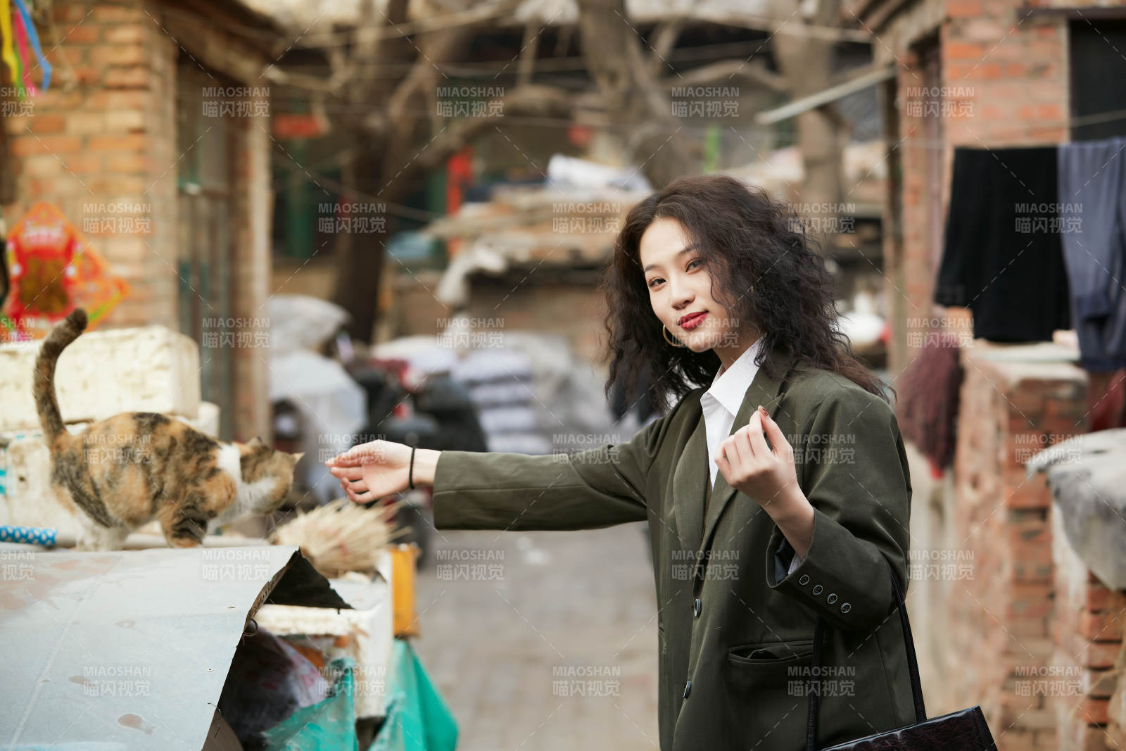 老旧城区里穿着复古港风的美丽清纯少女图片