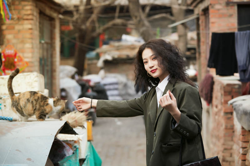 老旧城区里穿着复古港风的美丽清纯少女图片