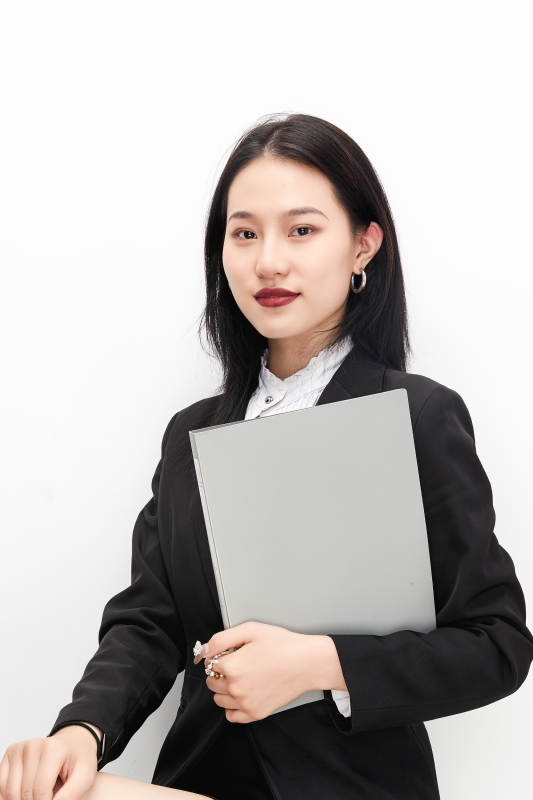 身穿西服拿着文件夹的美丽商务女士图片