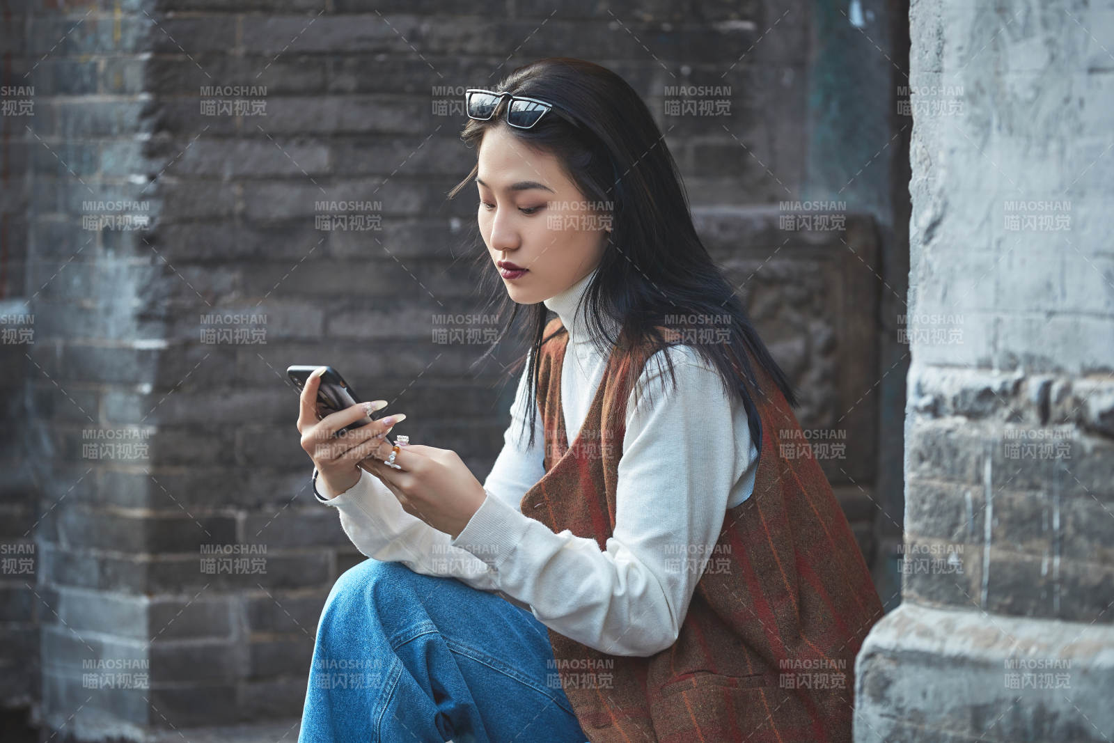 老旧城区里穿着复古港风的美丽清纯少女图片