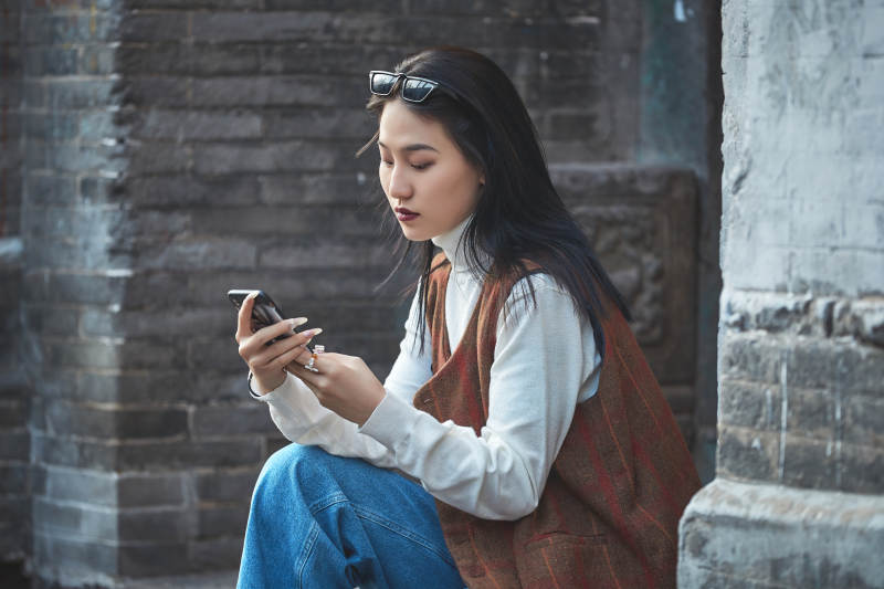 老旧城区里穿着复古港风的美丽清纯少女图片