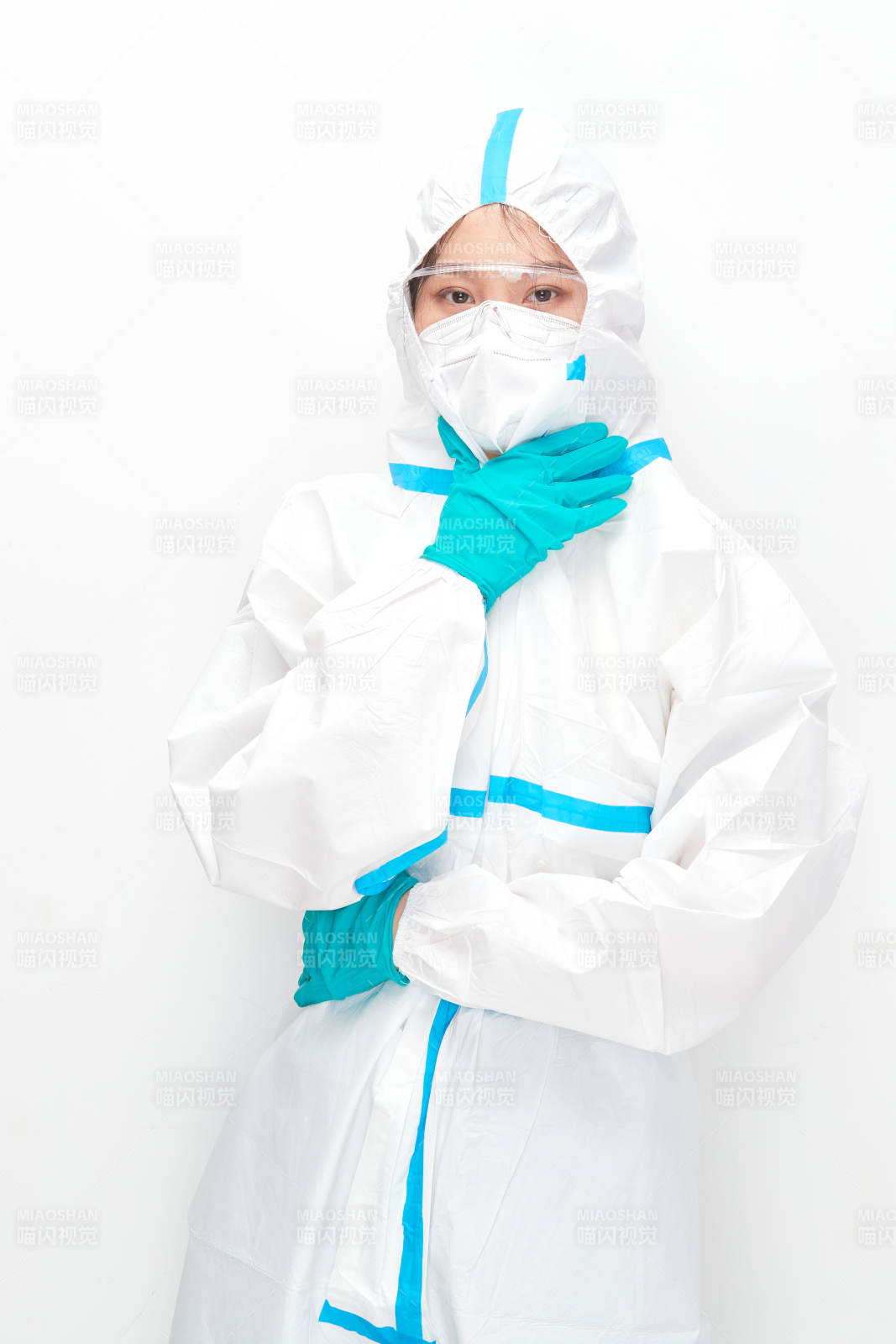 穿白色防护服佩戴护目镜口罩的女性医疗人员图片