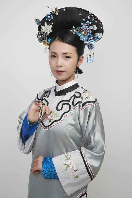 白色背景下的清代女性古装造型清朝古装图片