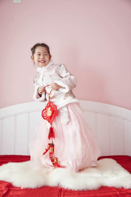 在家玩耍的亚洲小女孩图片