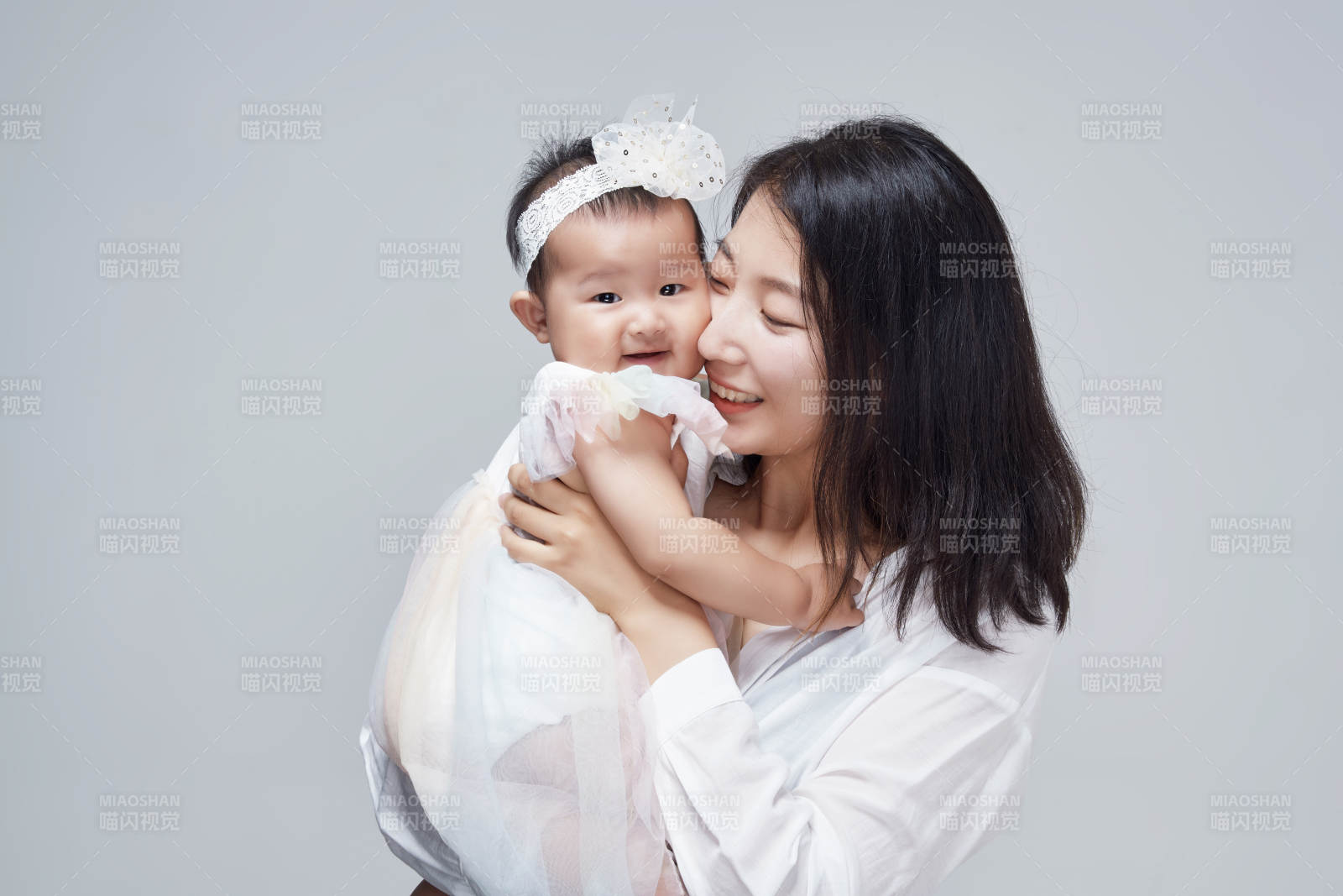 妈妈陪伴宝宝快乐的玩耍图片