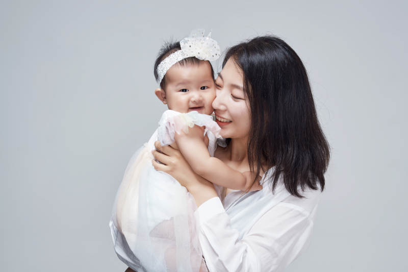 妈妈陪伴宝宝快乐的玩耍图片