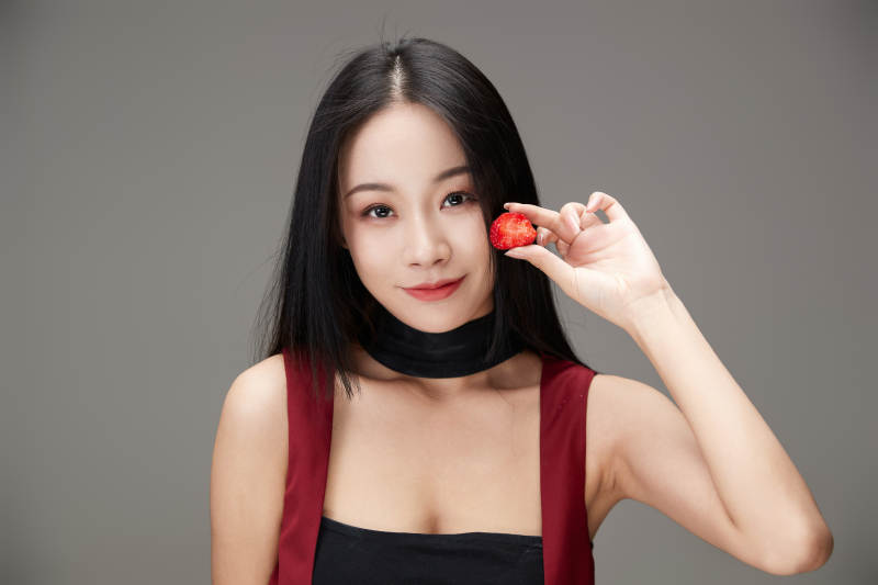 吃水果的亚洲东方长发少女图片