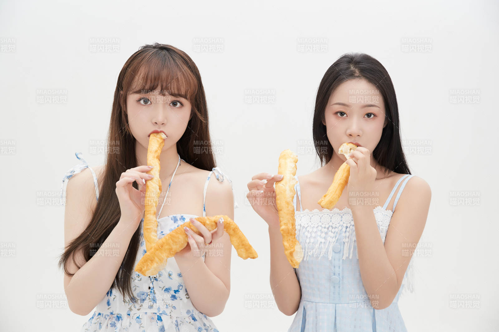 吃油条的亚洲可爱美女闺蜜图片