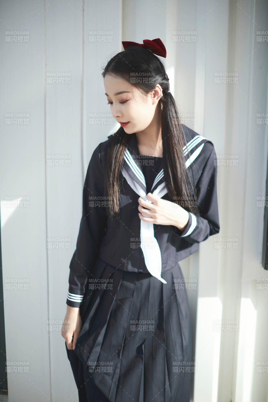 日系户外公园穿jk校服的少女图片