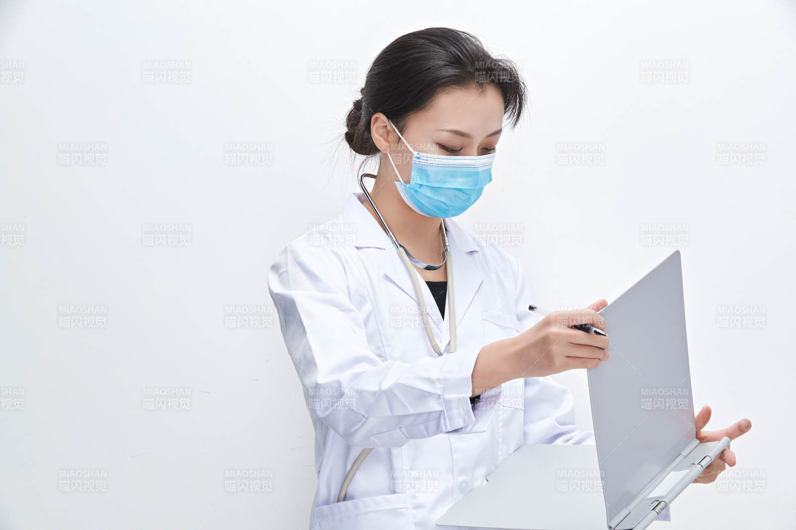 白色背景下手持病历夹的巡查医生人像图片