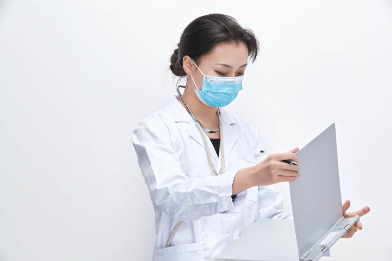 白色背景下手持病历夹的巡查医生人像图片