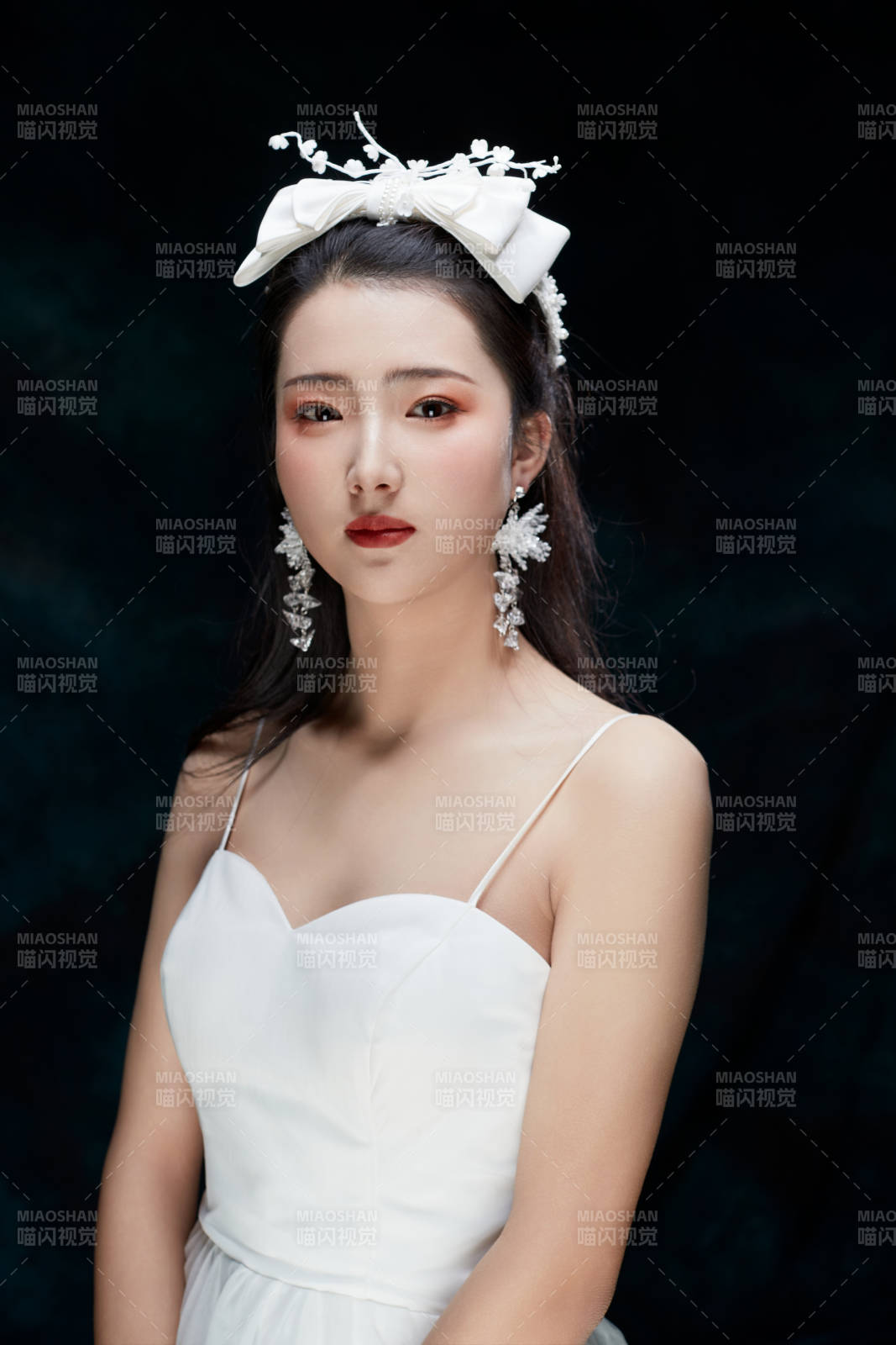 黑色背景下的女性复古婚纱妆面图片