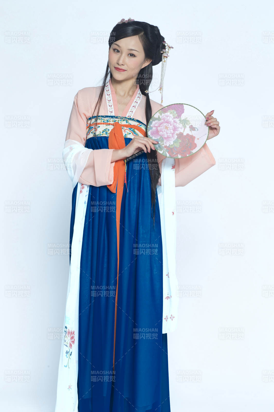 身穿古装的汉服女性人像汉服影棚拍摄图片