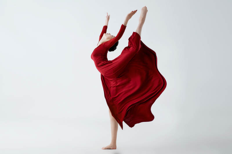 穿着红色长裙翩翩起舞的少女图片