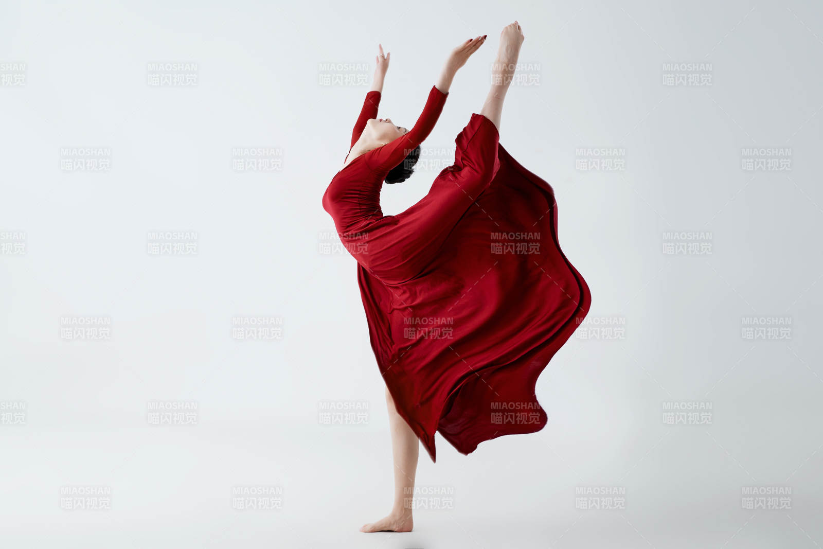 穿着红色长裙翩翩起舞的少女图片