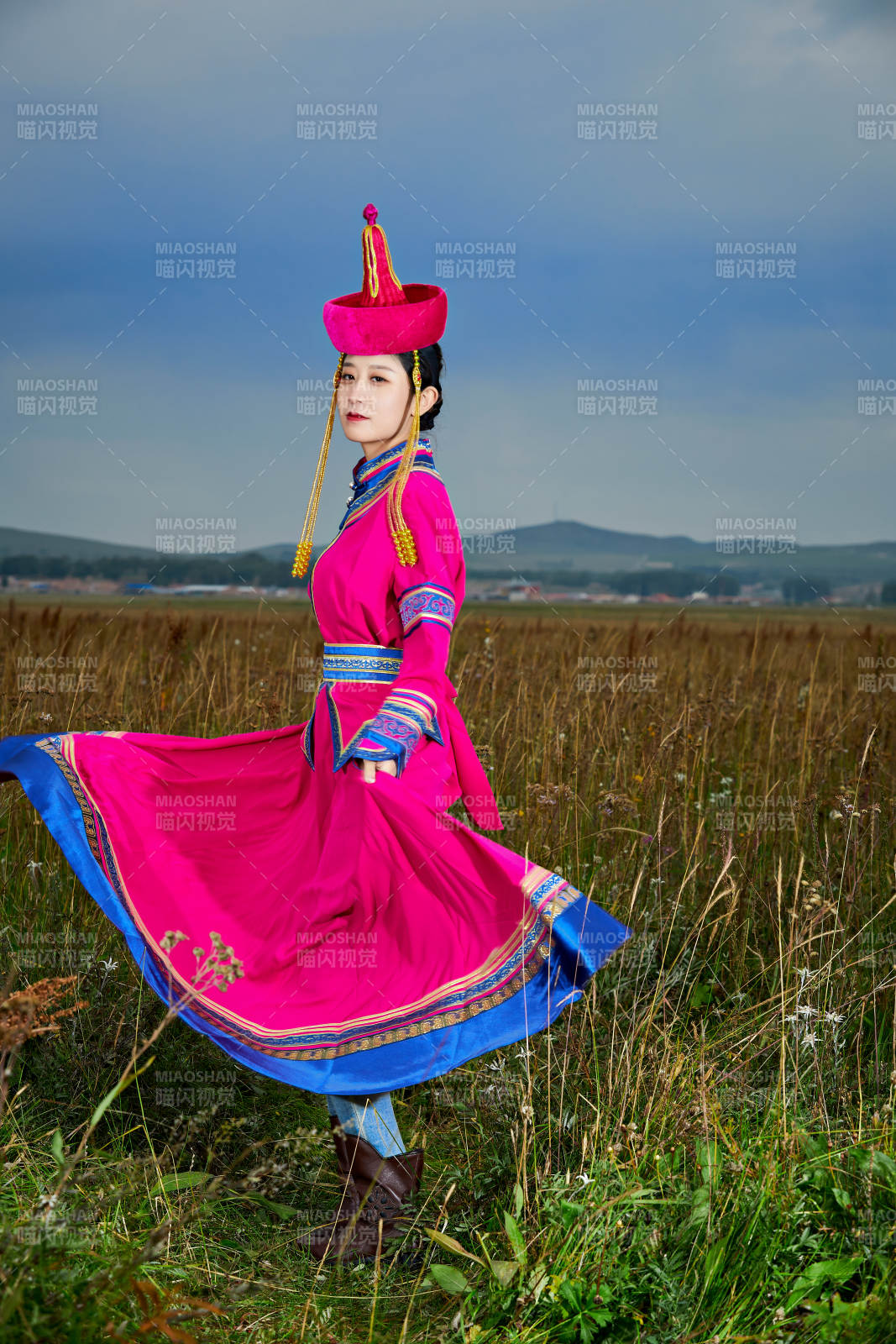 草原上身穿豪华蒙古族服饰的蒙族少女图片