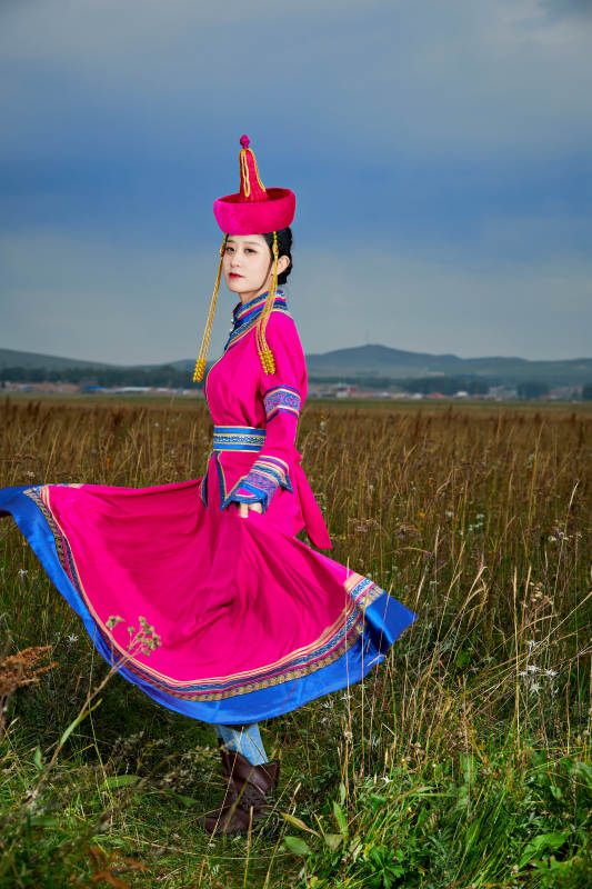 草原上身穿豪华蒙古族服饰的蒙族少女图片