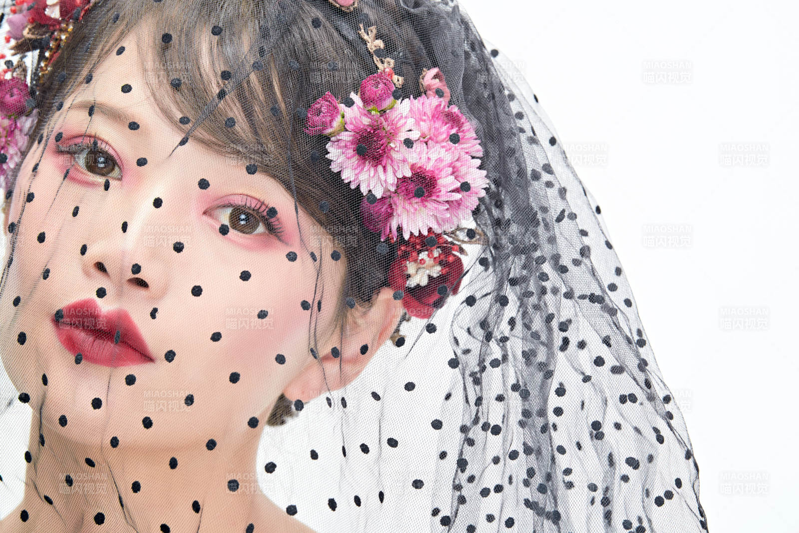 白色背景下的新娘彩妆美女人像图片