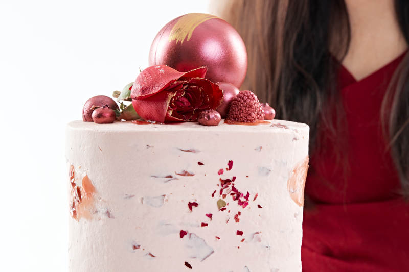 喝红酒品尝蛋糕的年轻女性图片