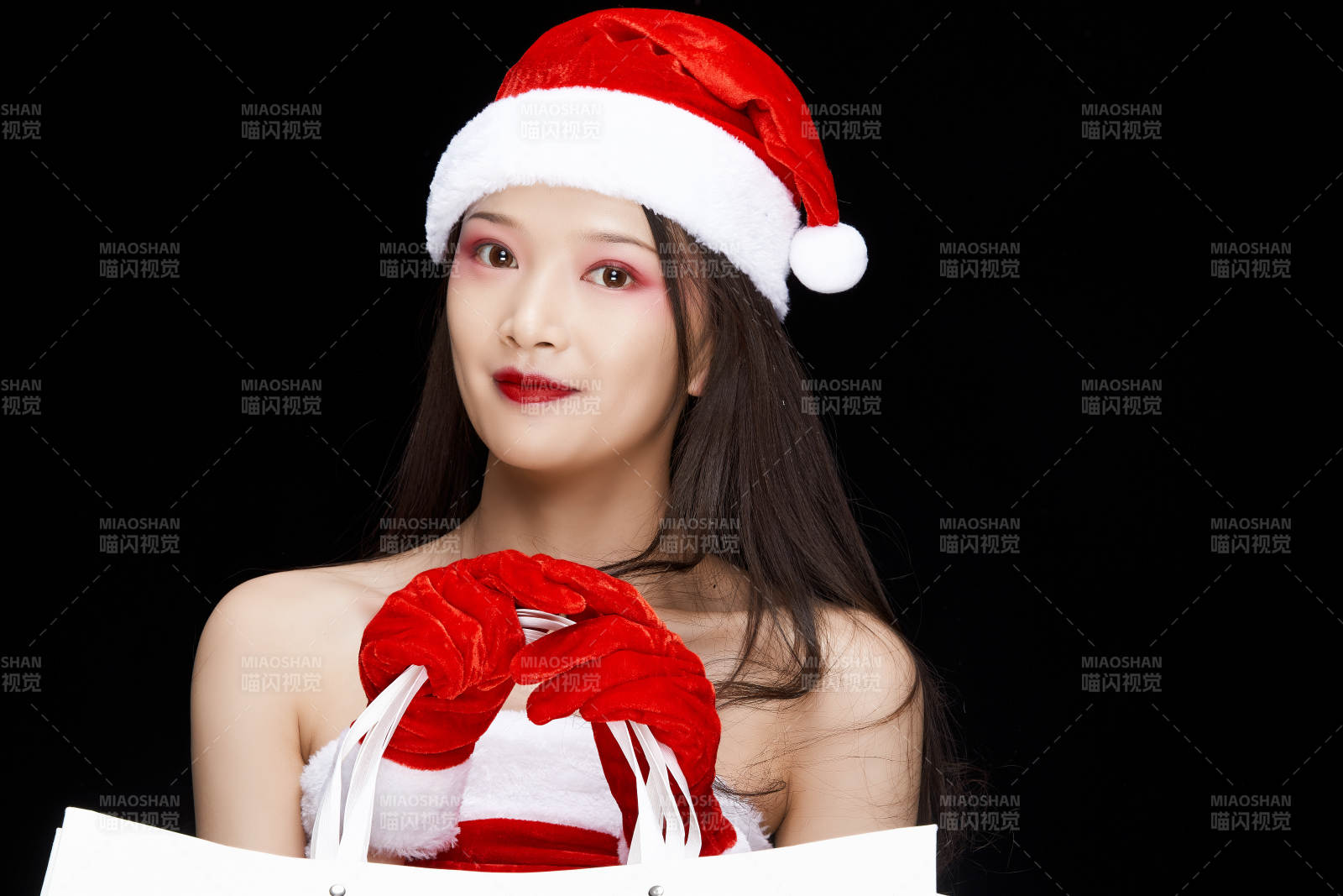 身穿圣诞服饰手提购物袋性感可爱的圣诞女郎图片