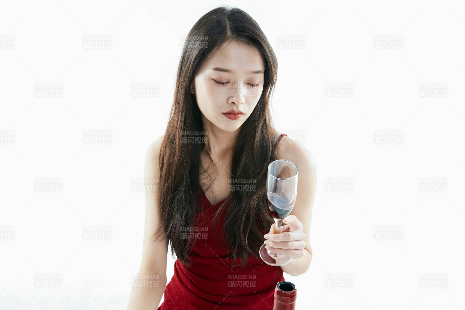 独自品尝红酒的亚洲女性图片