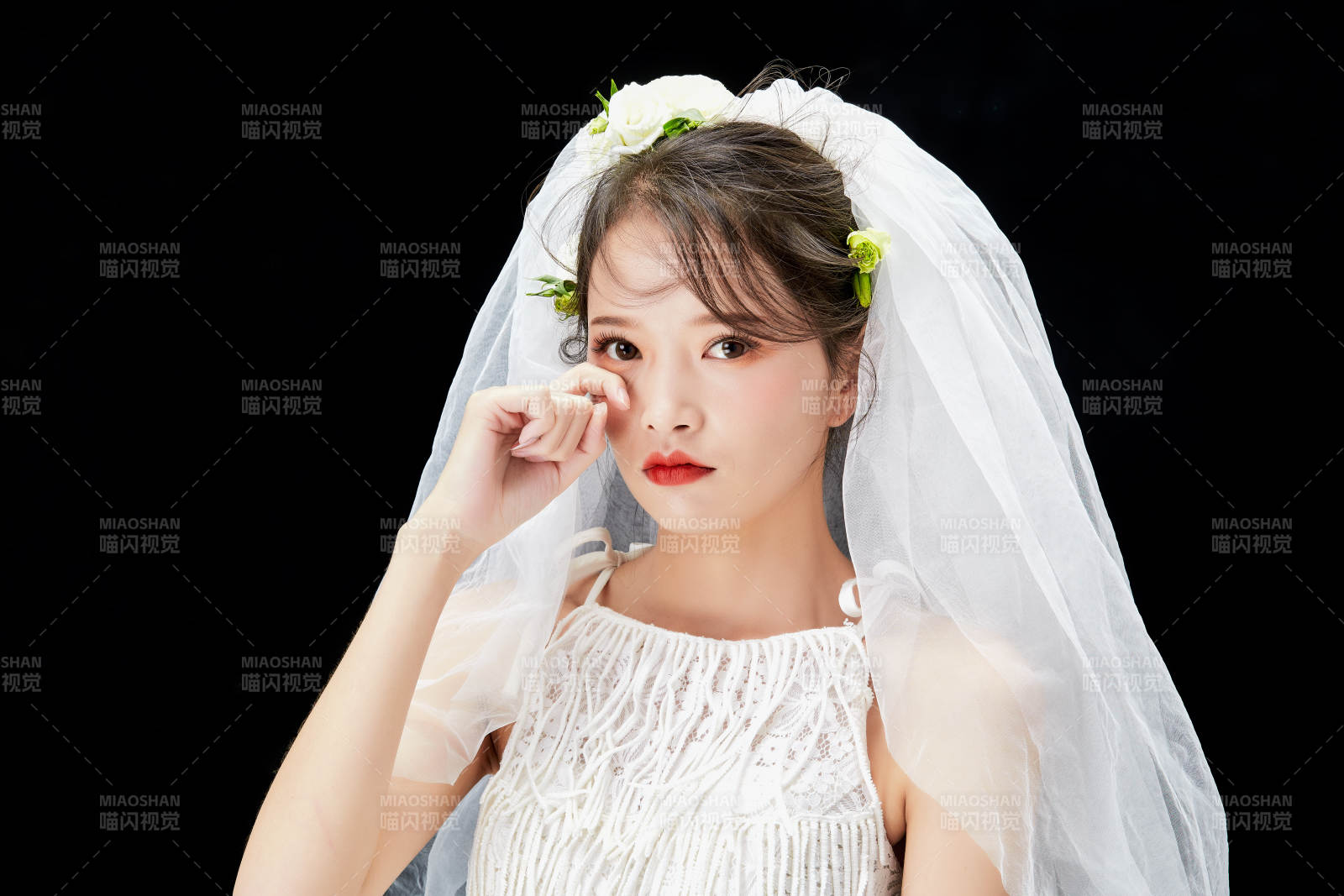 黑色背景下的美妆新娘彩妆人像图片