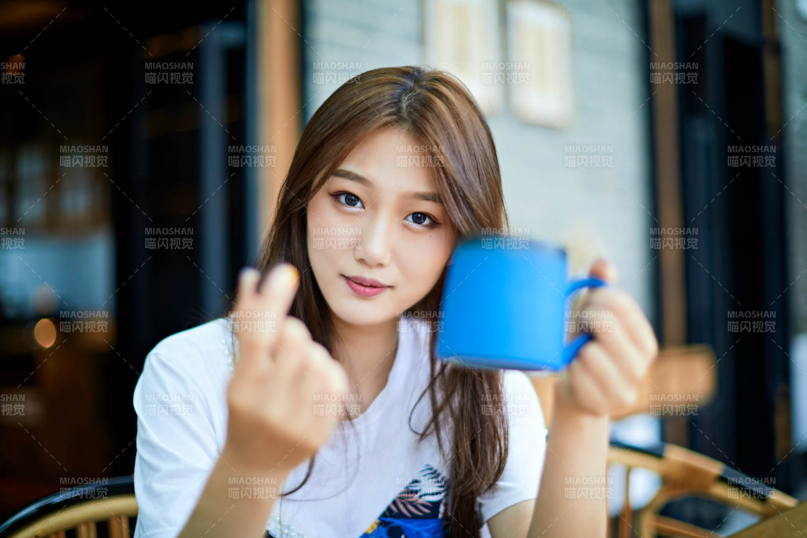 坐在咖啡图书馆吃东西的可爱少女图片