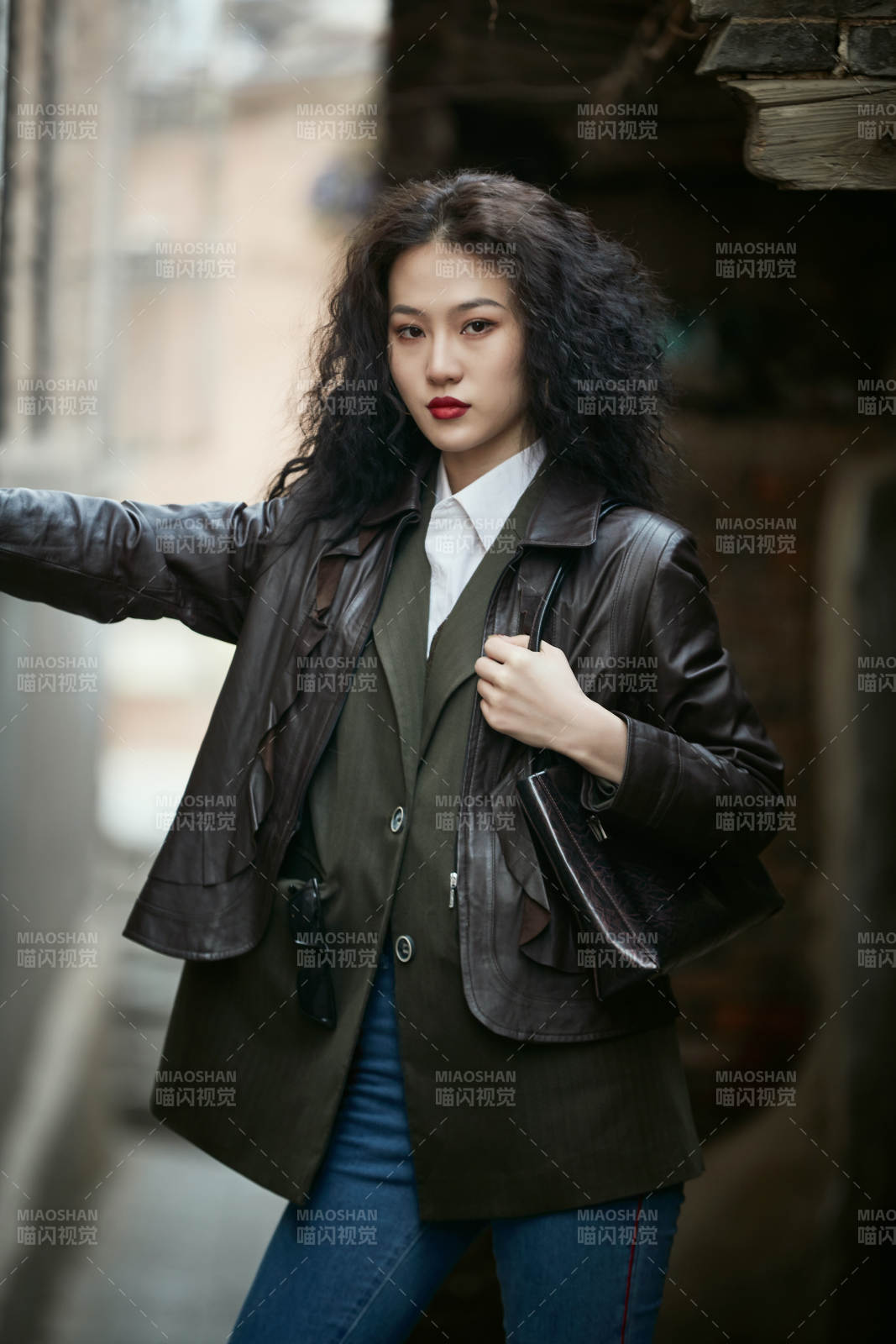 老旧城区里穿着复古港风的美丽清纯少女图片