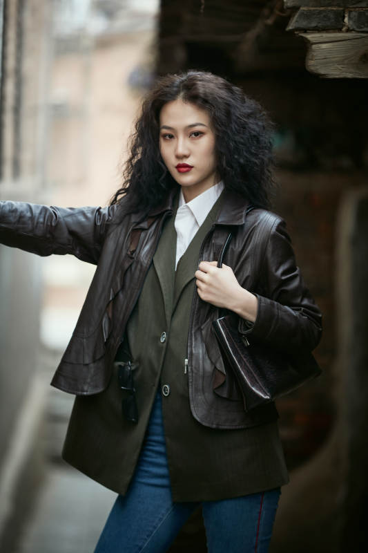 老旧城区里穿着复古港风的美丽清纯少女图片