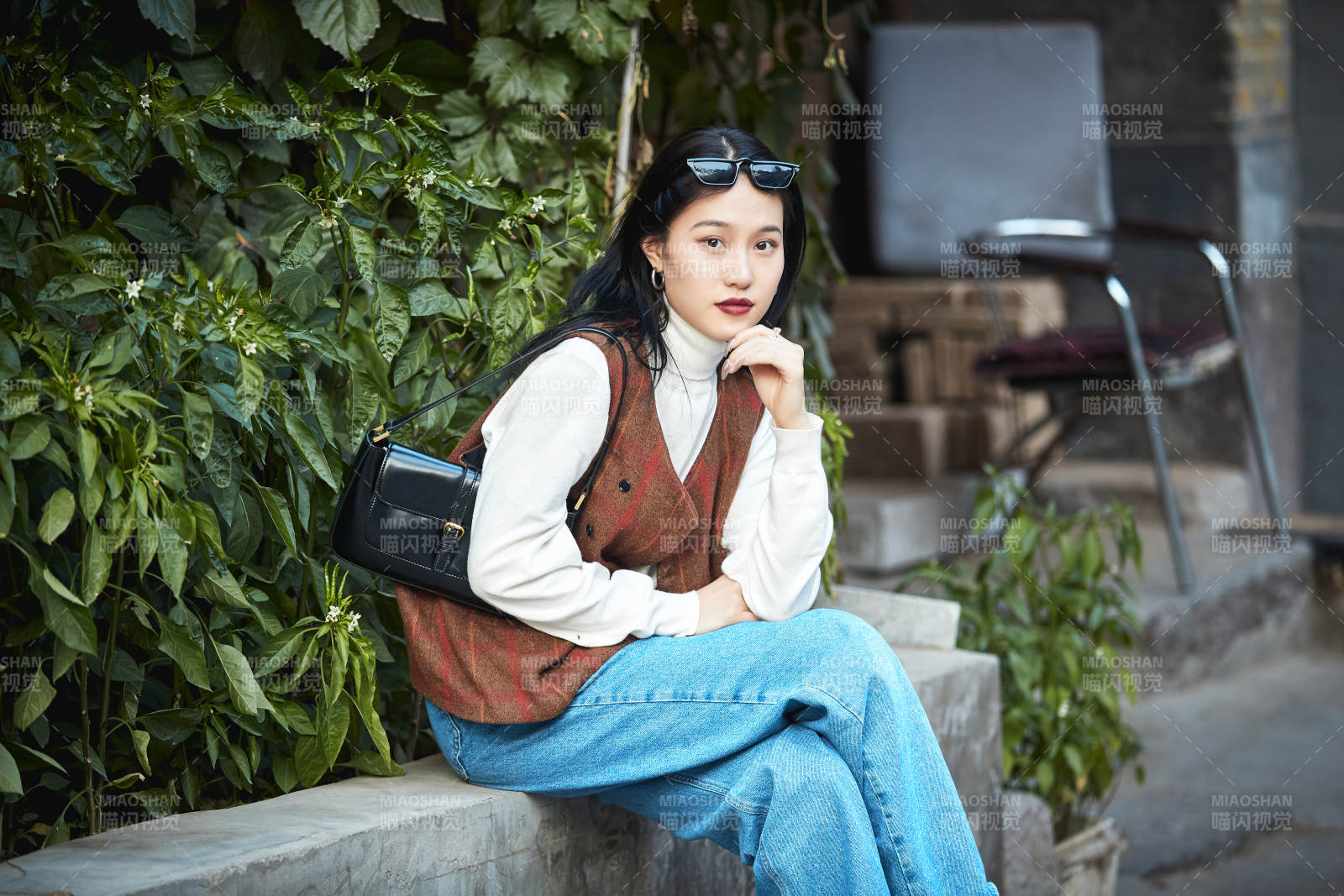 老旧城区里穿着复古港风的美丽清纯少女图片