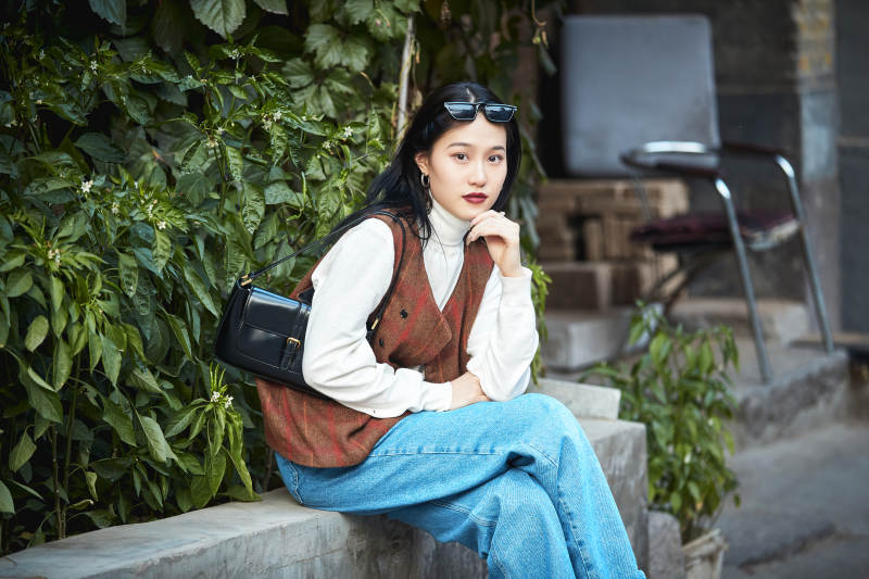 老旧城区里穿着复古港风的美丽清纯少女图片