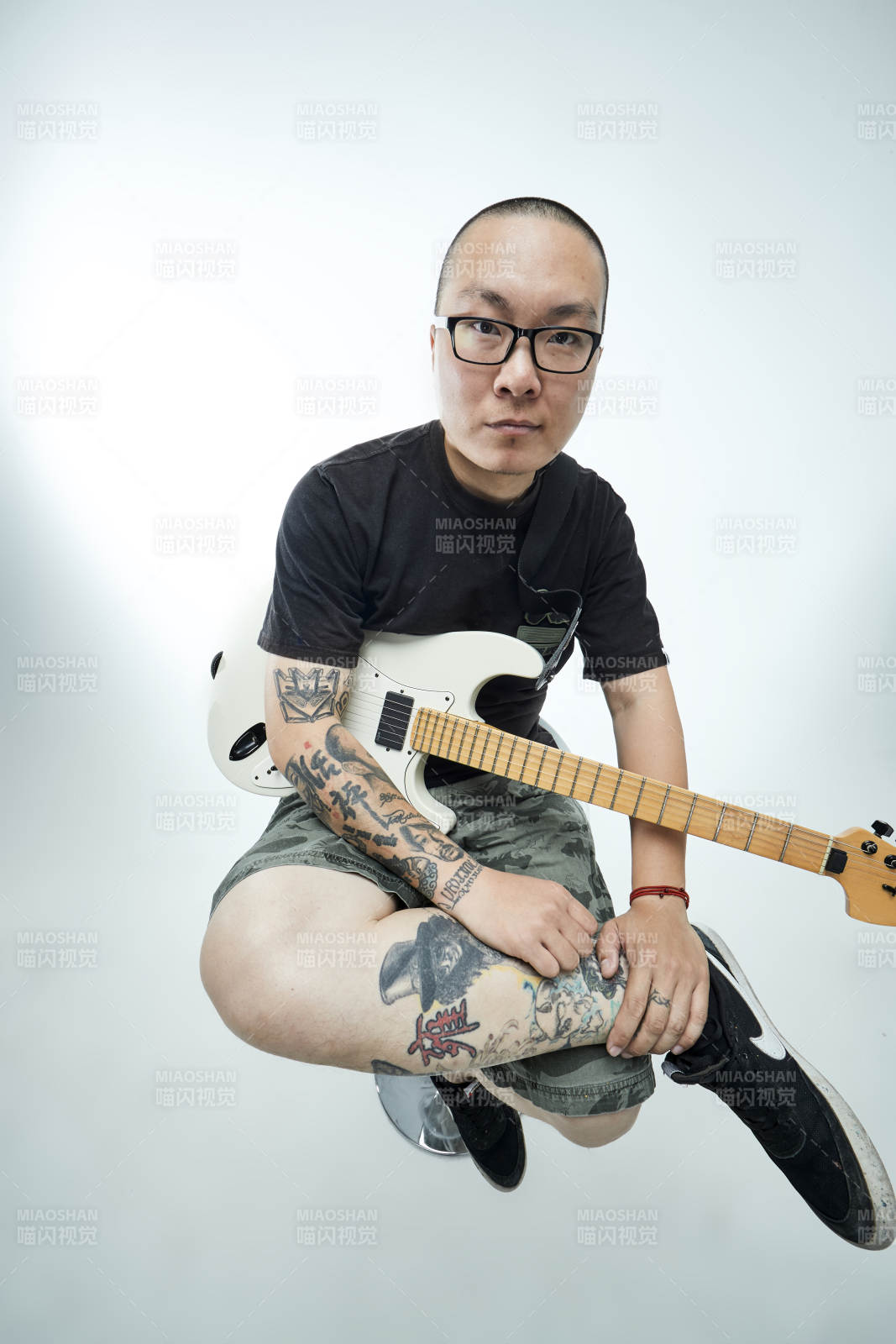 手持电吉他展示演奏的亚洲男性摇滚乐手人像图片